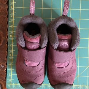 Keen brand toddler size 8 sturdy waterproof boots